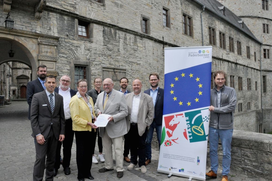 Regierungspräsidentin Marianne Thomann-Stahl übergibt Förderbescheid für das LEADER-Projekt „Streitkulturen – Herren, Hexen und Halunken im Hochstift Paderborn“ in der Wewelsburg